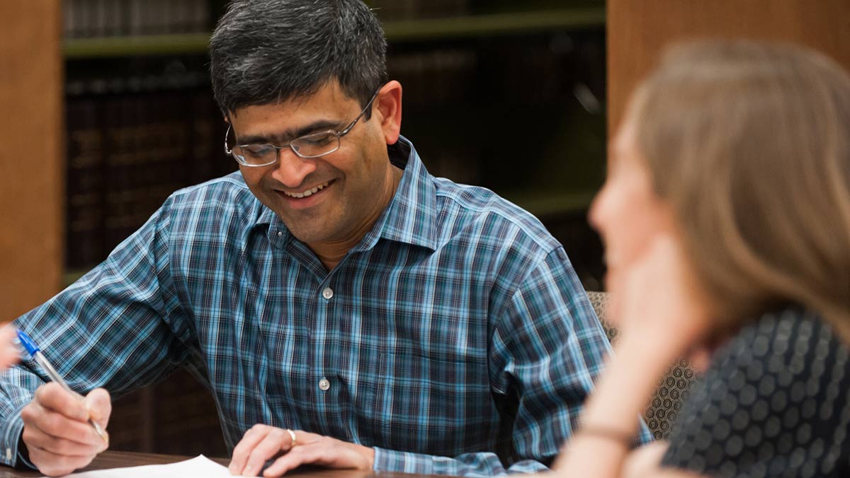 Sunil Ramalingam working with students in the library