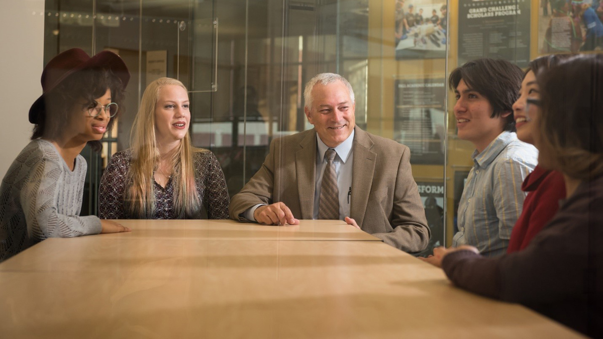 Dean Larry Stauffer meeting with Grand Challenge Scholars students