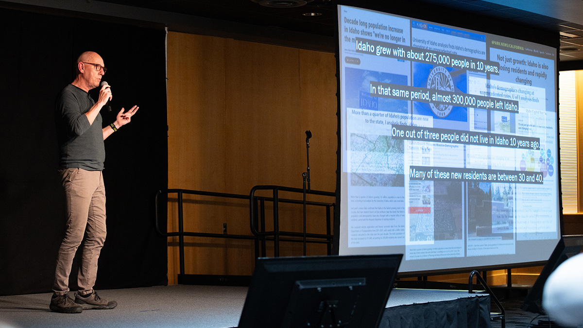 Jaap Vos speaks on stage.